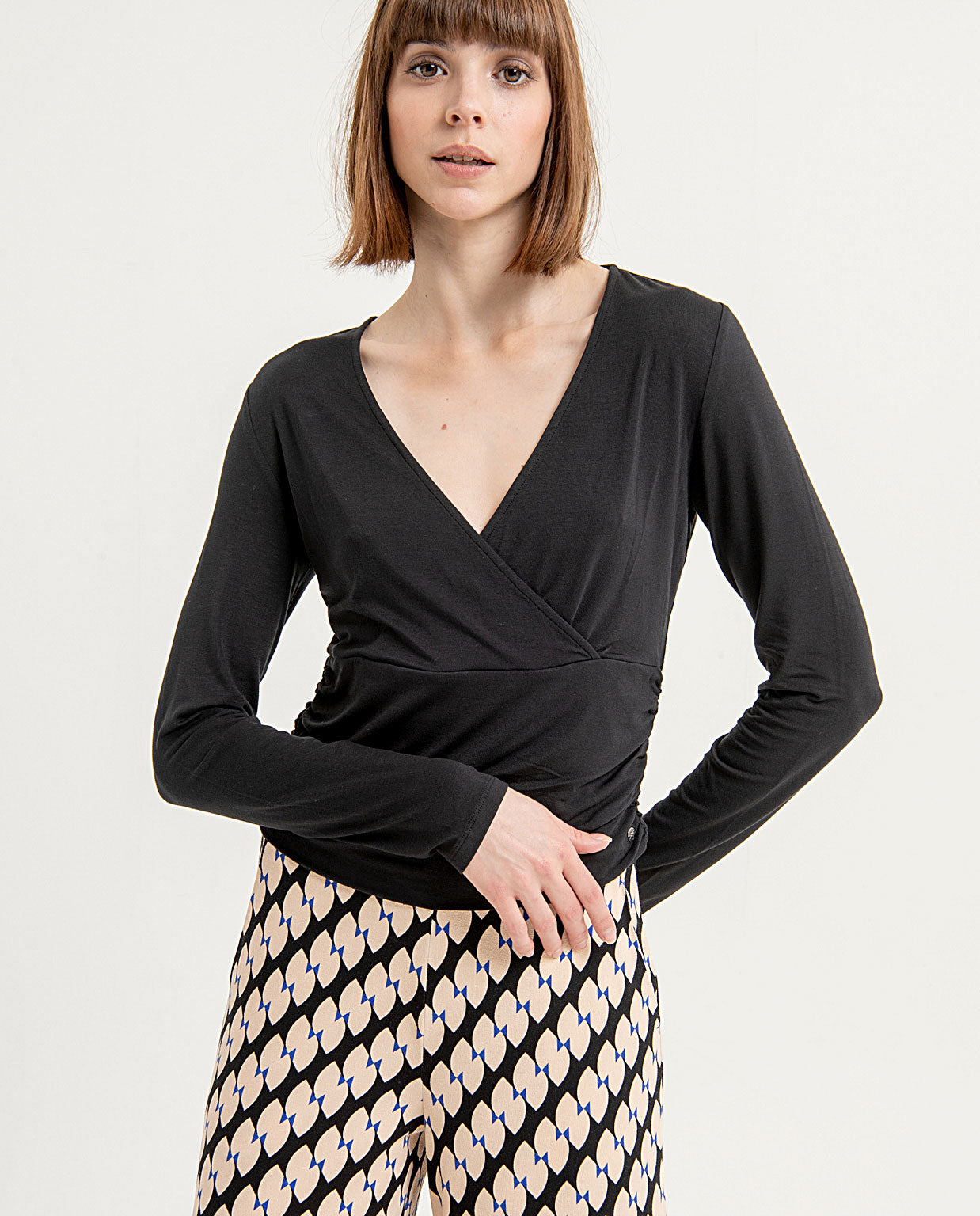 Surkana Draped bottom crossover t-shirt-Black