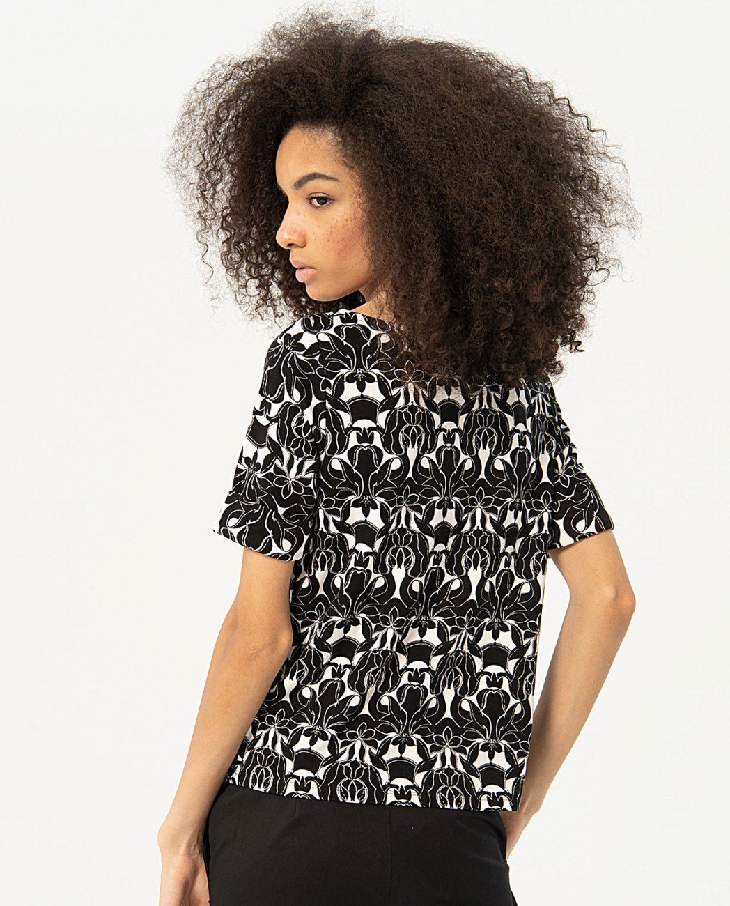 Surkana T-shirt-Black/White design