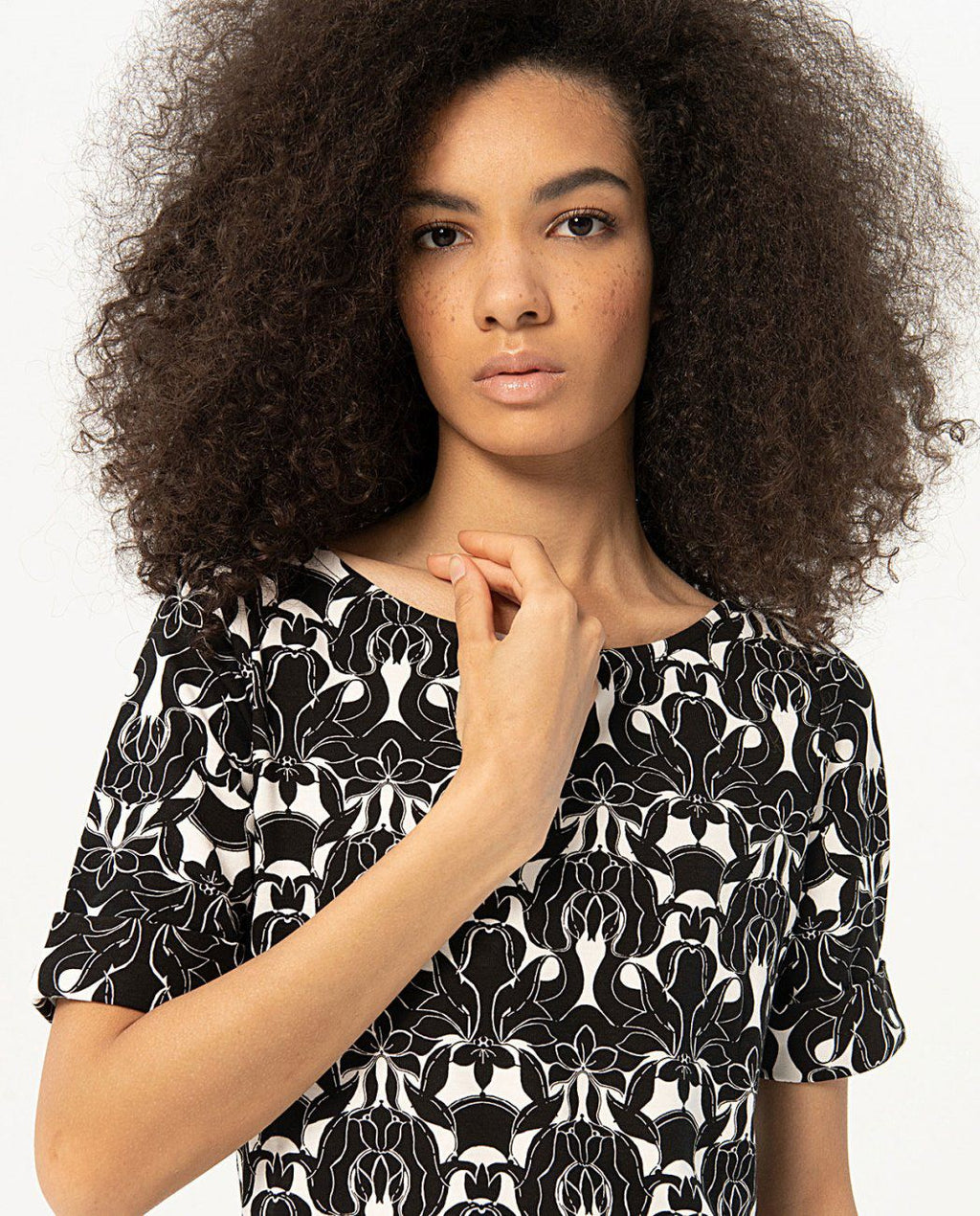 Surkana T-shirt-Black/White design