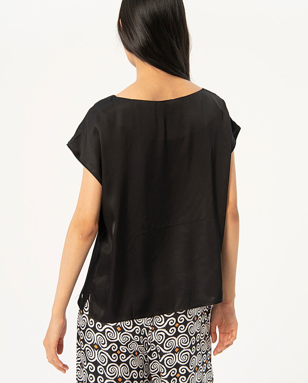 Surkana Wide blouse with boat neck s/s-Black