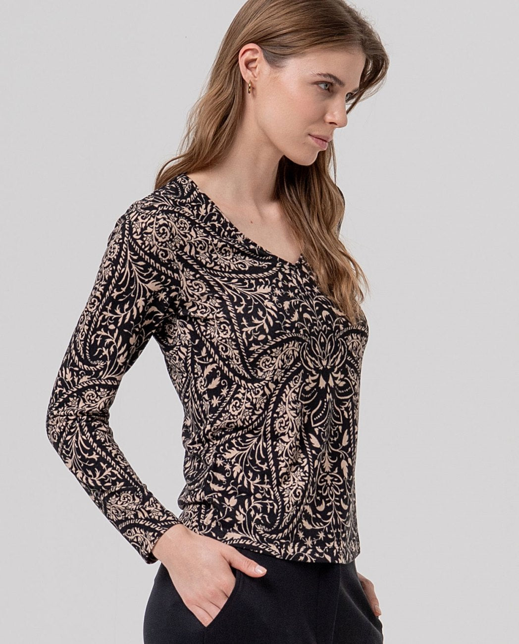 Surkana V Neck Long Sleeve Top - Black & Cream Mix.