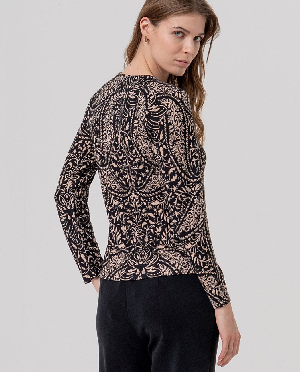 Surkana V Neck Long Sleeve Top - Black & Cream Mix.