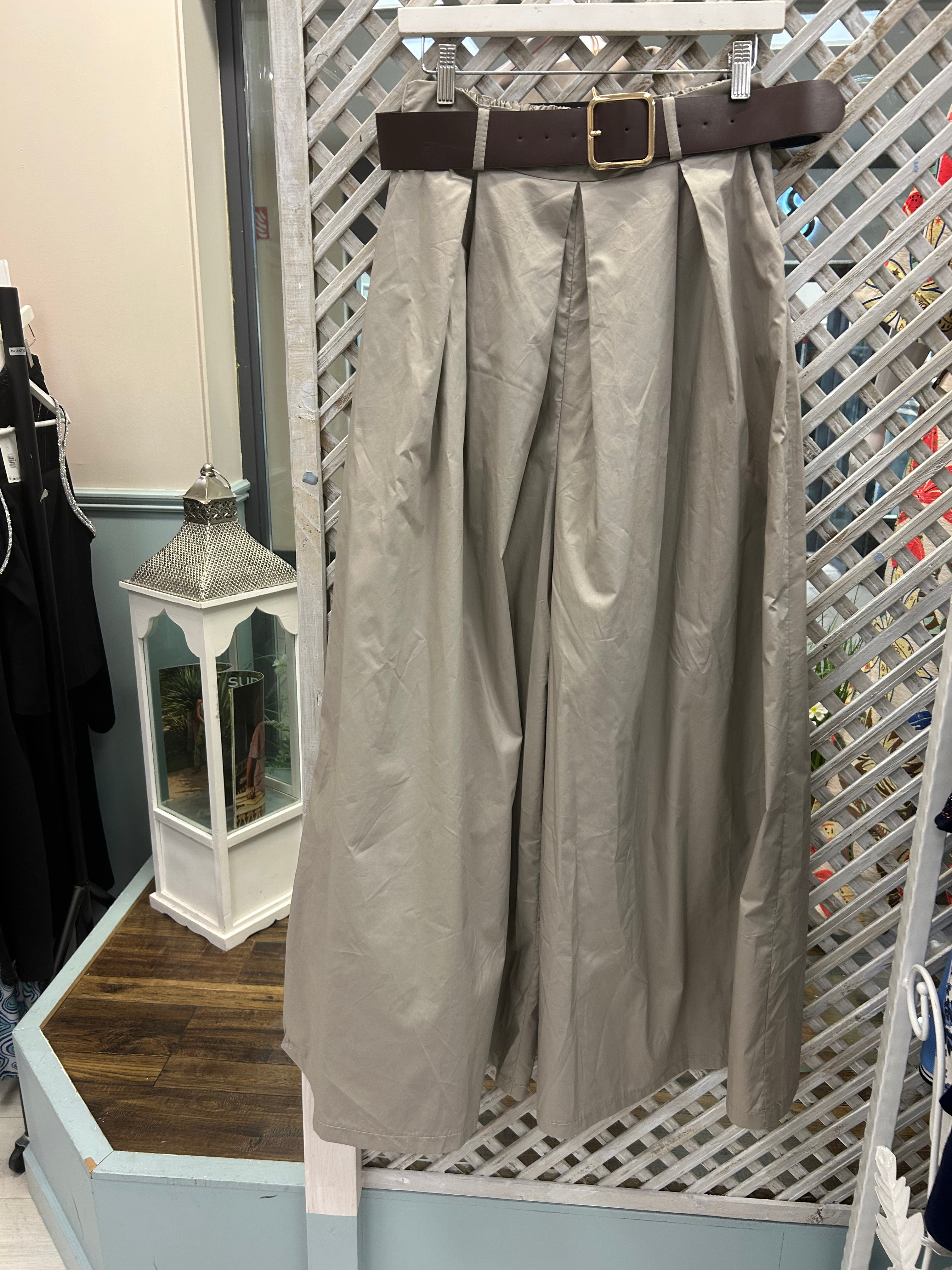 Kyla Bermuda Style Trousers - Mocha.