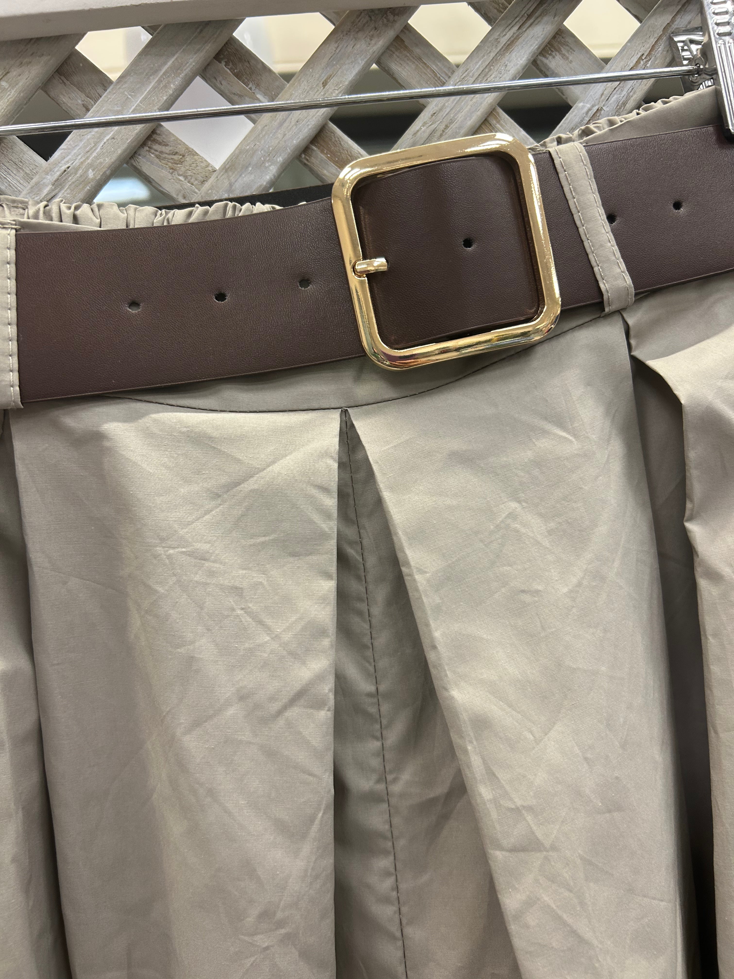Kyla Bermuda Style Trousers - Mocha.