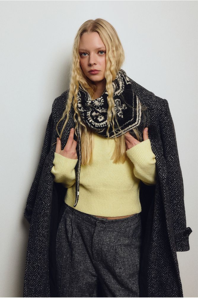 Molly Bracken Knitted Bandana Scarf - Black & Cream.