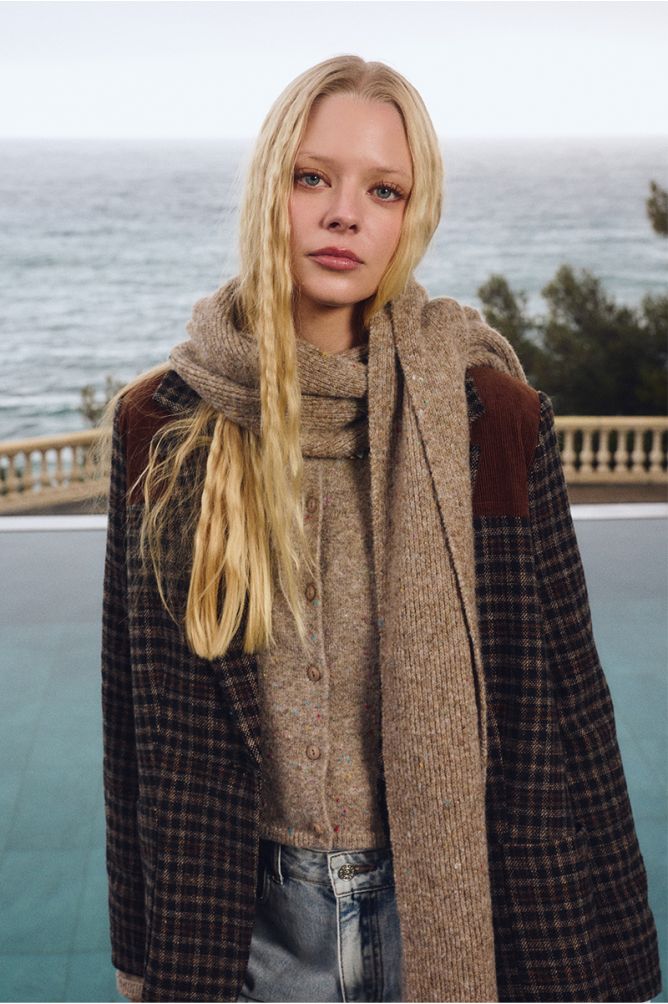 Molly Bracken KNitted Scarf with Fecks - Beige.