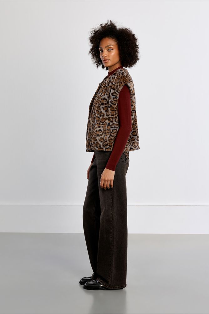 Molly Bracken Sleeveless Faux Fur Jacket - Leopard.